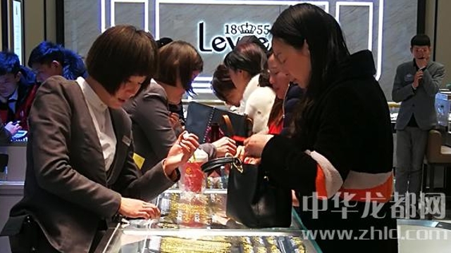 臨近春節(jié)，周口消費市場紅似火