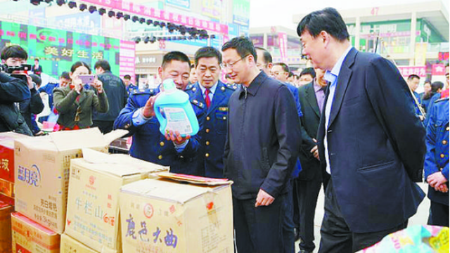 項城市消協(xié)、市工商局舉行國際消費者權(quán)益日宣傳活動