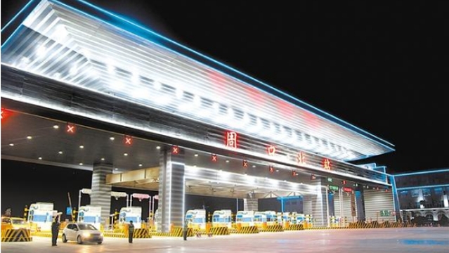 周口北收費站流光溢彩，一派迎接省十三運會的喜慶氛圍
