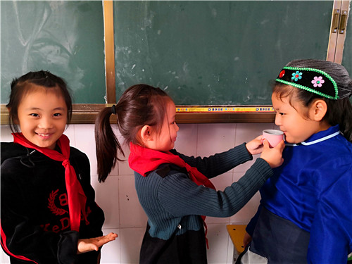 周口：小學(xué)生扮演“爺爺、奶奶” 感受重陽(yáng)敬老情