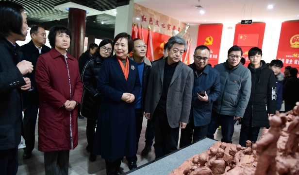 張振?！胺榛鹉甏扁x瓷泥塑藝術(shù)展在周口市文化中心展出