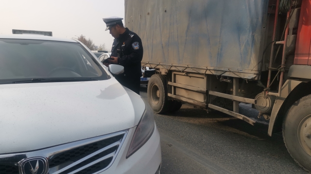 周口限行第一天，交警蜀黍上路勸返近百輛車