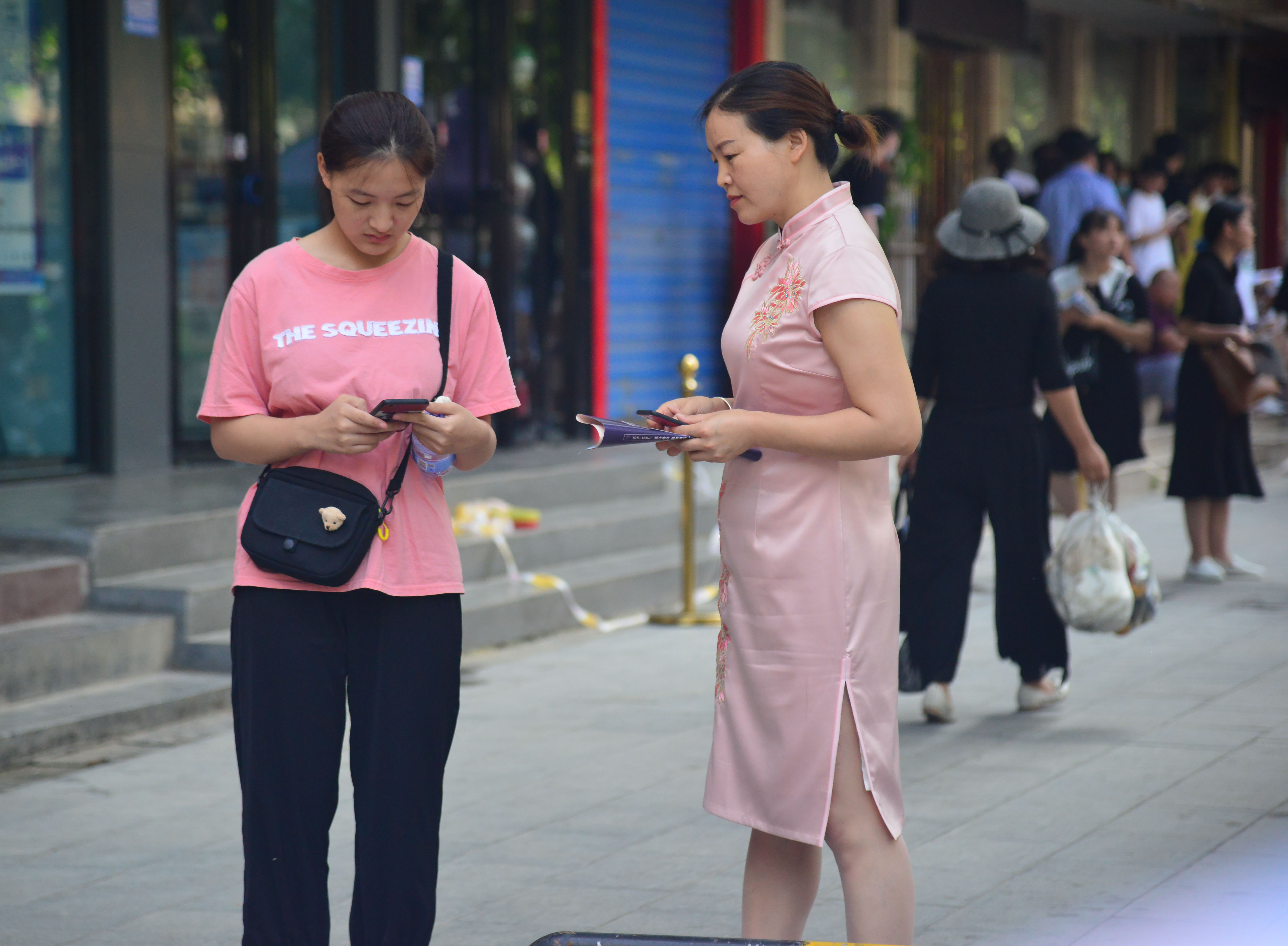 旗開得勝！高考考場外的旗袍媽媽們