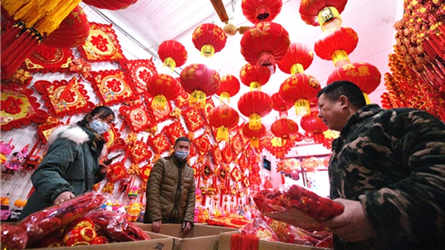 新年到！紅燈籠對聯(lián)市場俏